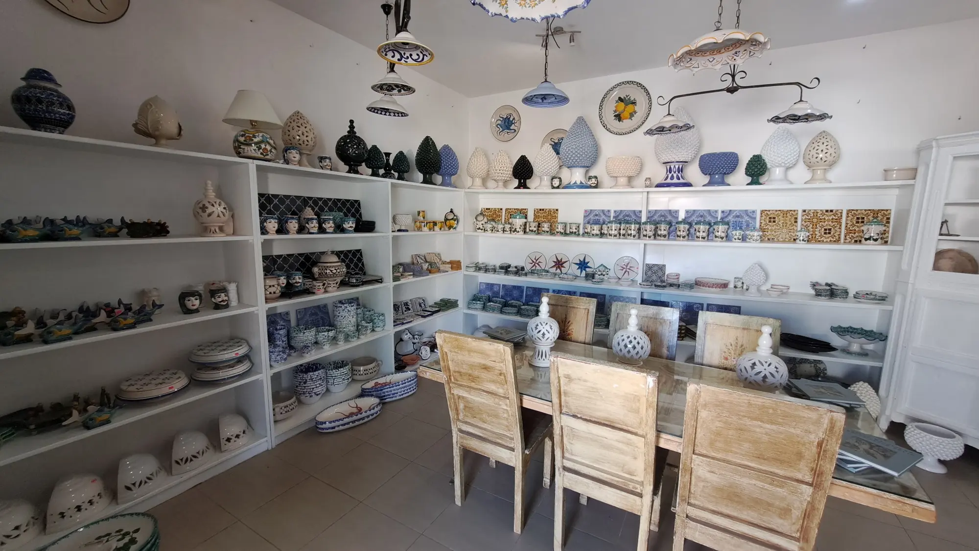 Prima sala dello showroom di Ceramiche Salina